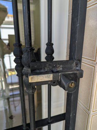 Rejas de hierro forjado con puerta