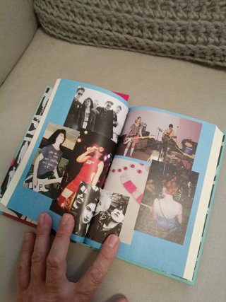 REBEL GIRL Punk feminista Riot grrl Bikini kill