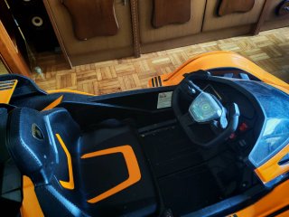 Coche eléctrico infantil naranja