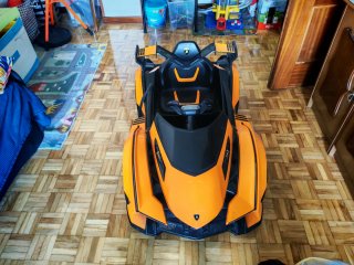 Coche eléctrico infantil naranja
