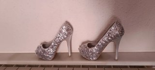 Zapatos de tacón plateados para fiesta