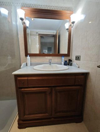 Mueble de baño con espejo y apliques