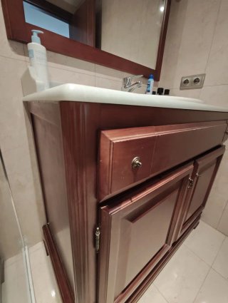 Mueble de baño con espejo y apliques