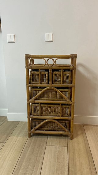 Mueble de mimbre con cajones