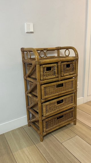 Mueble de mimbre con cajones
