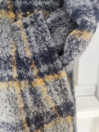 Abrigo cuadros oversize gris y marino