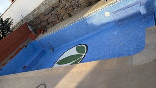 Servicios de alicatado y lechada para piscinas