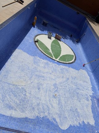 Servicios de alicatado y lechada para piscinas