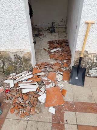 Servicios de alicatado y lechada para piscinas