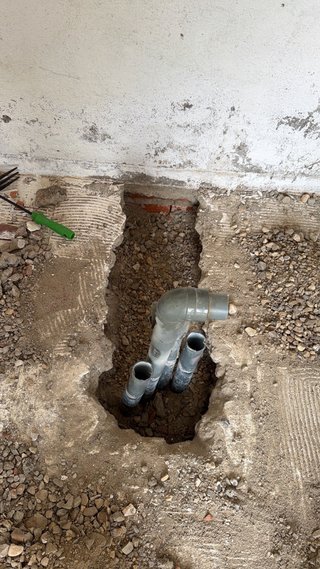Servicios de alicatado y lechada para piscinas