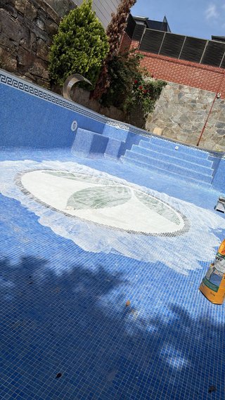 Servicios de alicatado y lechada para piscinas