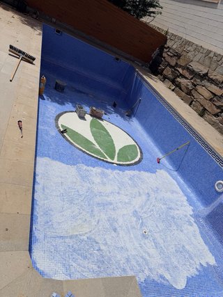 Servicios de alicatado y lechada para piscinas