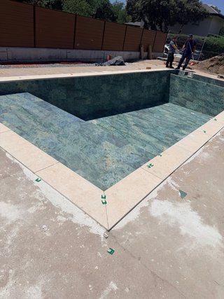 Servicios de alicatado y lechada para piscinas