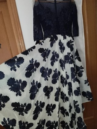 Vestido de fiesta azul y blanco