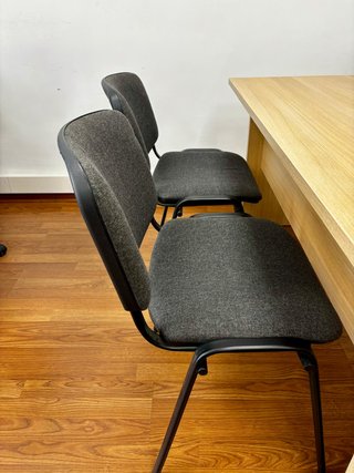 Mesa de oficina + 3 sillas de despacho. Nuevas.