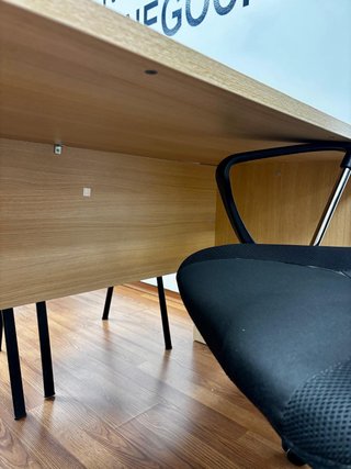 Mesa de oficina + 3 sillas de despacho. Nuevas.