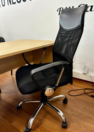 Mesa de oficina + 3 sillas de despacho. Nuevas.