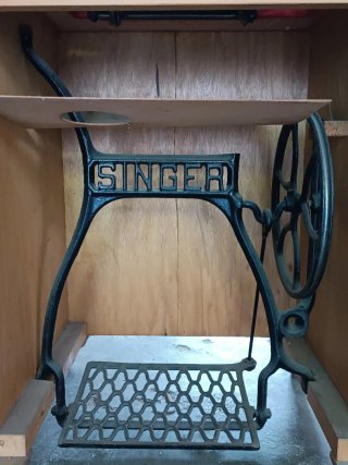 Máquina de coser Singer antigua y mueble de madera