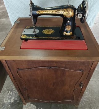 Máquina de coser Singer antigua y mueble de madera