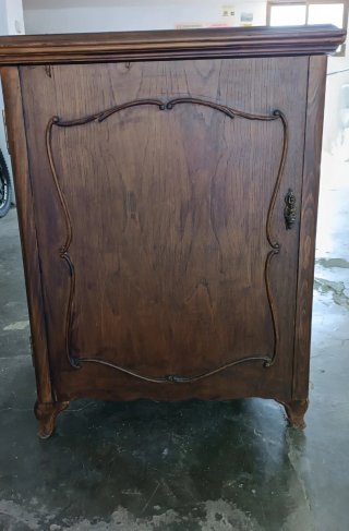 Máquina de coser Singer antigua y mueble de madera