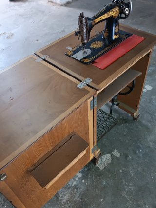 Máquina de coser Singer antigua y mueble de madera