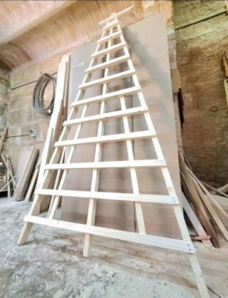 Escalera de madera artesanal