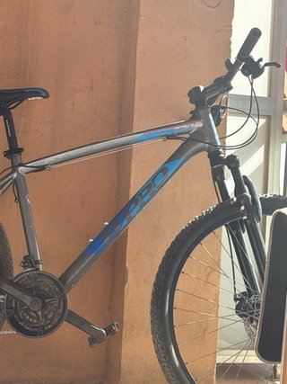 Bicicleta de montaña gris