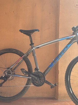 Bicicleta de montaña gris
