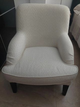 Sillón de tela beige