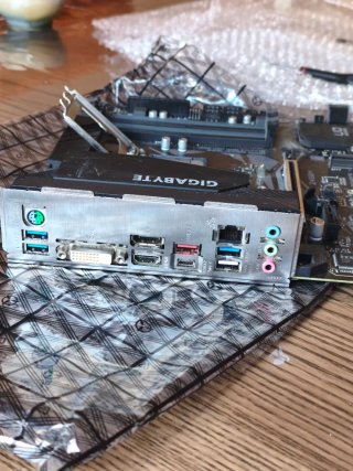 Placa Base Gigabyte Z490M (leer)