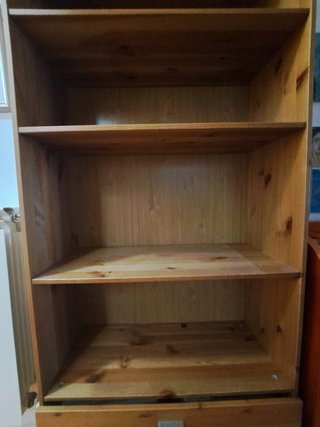 Estantería de madera con cajón