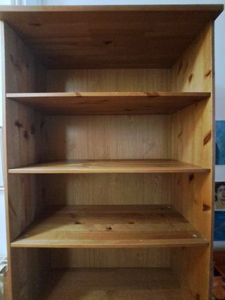 Estantería de madera con cajón