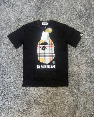 Camiseta BAPE x Burberry Negra Multicolor