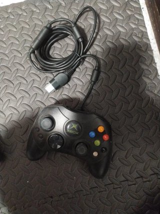 Xbox Clásica Negra con Mandos y Cables