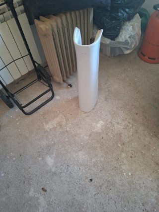 Lavabo pequeño blanco con grifo dorado