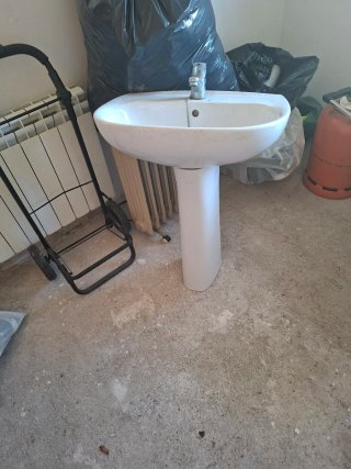 Lavabo pequeño blanco con grifo dorado