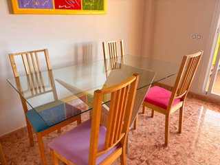 Mesa cristal con pie de marmol y 4 sillas madera