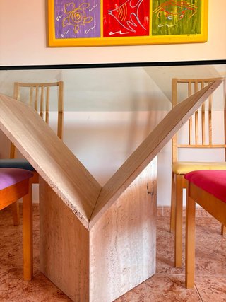 Mesa cristal con pie de marmol y 4 sillas madera