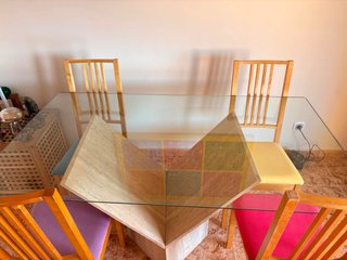 Mesa cristal con pie de marmol y 4 sillas madera