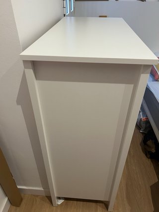 Cómoda blanca con tiradores dorados