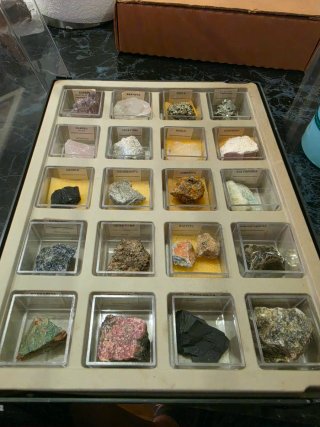 Collezione di pietre preziose e minerali del mondo