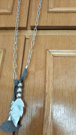 Cadena con colgante de hoja y abalorios