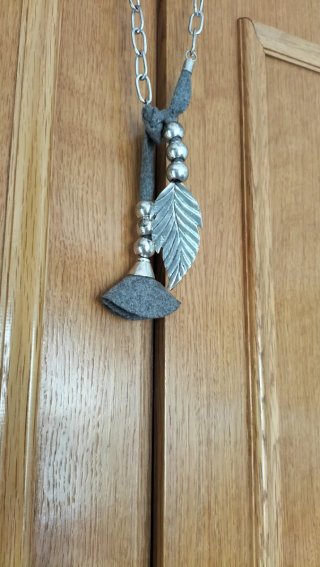 Cadena con colgante de hoja y abalorios