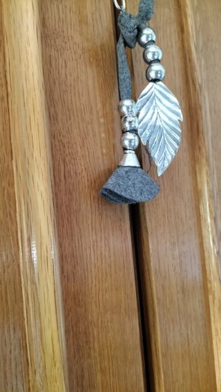 Cadena con colgante de hoja y abalorios