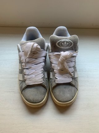Adidas Campus grises y blancas