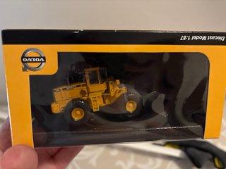 2 Juguetes Maquinaria Pesada Volvo y New Holland