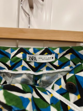 Pantalón Zara pitillo estampado