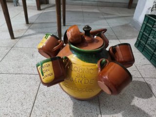 Tinaja de terracota con 5 tazas