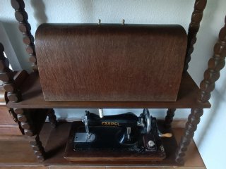 Máquina de coser Csepel con caja años 40