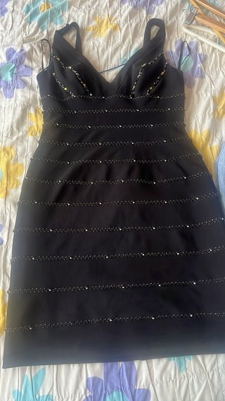 Vestido de fiesta negro con pedrería
